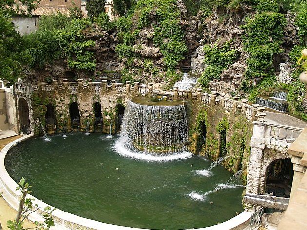 Výhled na Oválnou fontánu z terasy., zdroj: Wikimedia Commons , Miguel Hermoso Cuesta, CC BY-SA 3.0