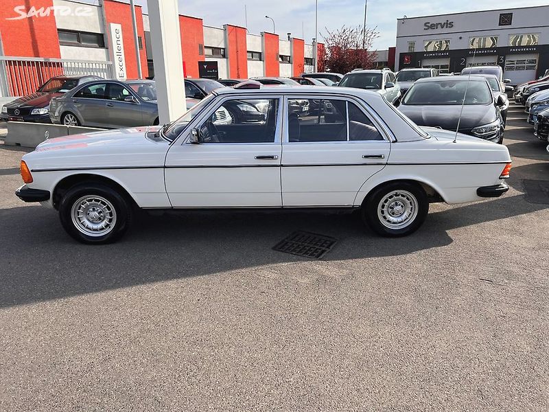 Mercedes-Benz 123 230E - fotka 9 z 23