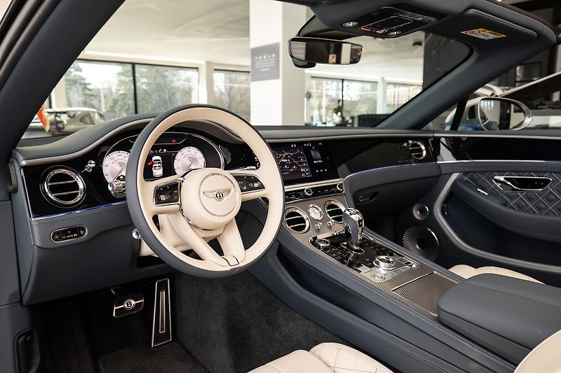 Bentley Continental GTC V8 Mulliner - fotka 5 z 24