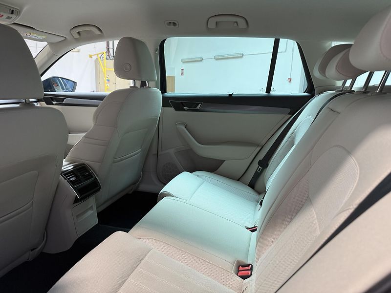 Škoda Superb 2.0 TDI 147kW Style Combi DSG - fotka 12 z 14