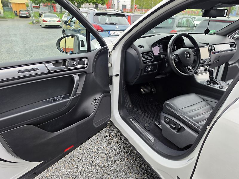 Volkswagen Touareg 3.0 TDI 4Motion R-Line Dyn Aud - fotka 16 z 23