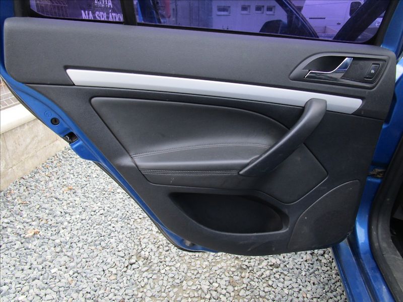 Škoda Octavia Combi 2.0TDi RS, aut. Klima - fotka 28 z 40