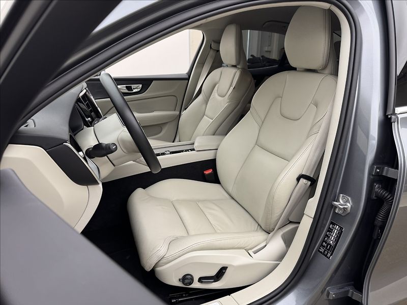 Volvo S60 2,0 B3 DPH INSCRIPTION H/K ČR - fotka 33 z 40