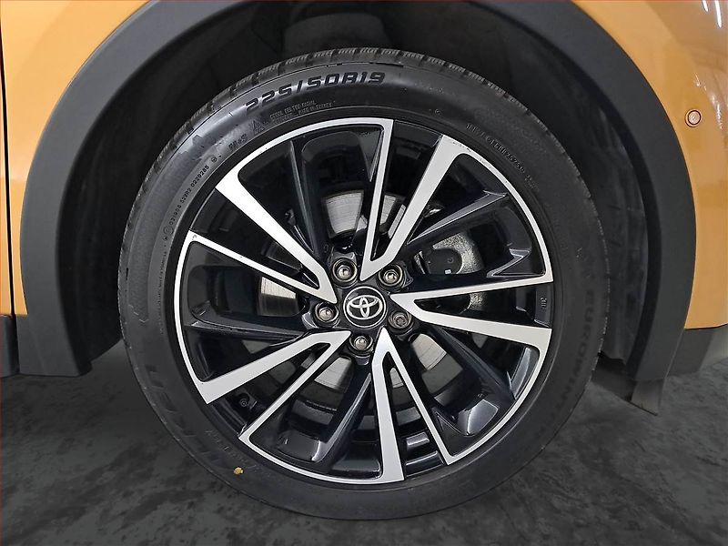 Toyota C-HR (2025) 2.0 Hybrid AWD - fotka 15 z 18