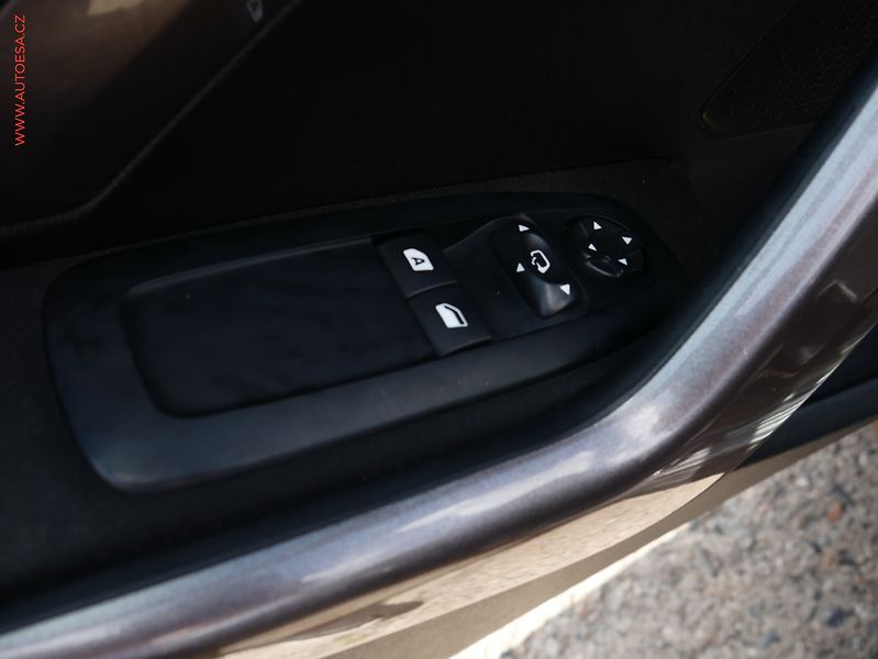 Peugeot 2008 (2015) 1.2i, AC, tempo - fotka 17 z 24