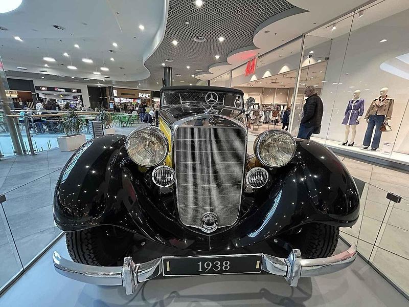 Výstava vozidel Mercedes-Benz v Ostravě. V tomto jezdil fotbalový bouřlivák Tomáš Řepka.