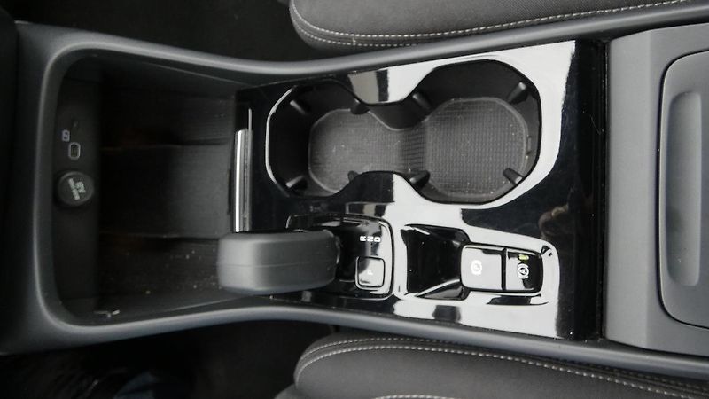 Volvo XC40 B3 PLUS DARK - fotka 17 z 23