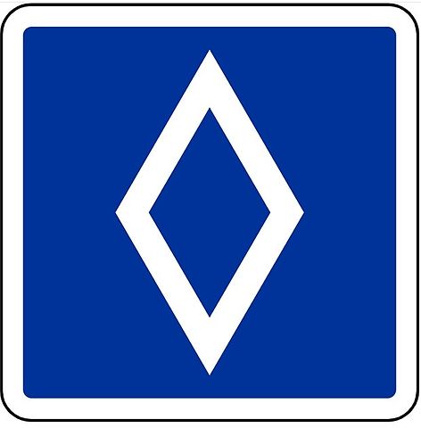 Jízdní pruh označený touto značkou ve Francii je určen na podporu takzvané sdílené jízdy, tedy dopravy více lidí v jednom vozidle., zdroj: Wikimedia Commons, Datamok, CC BY-SA 4.0