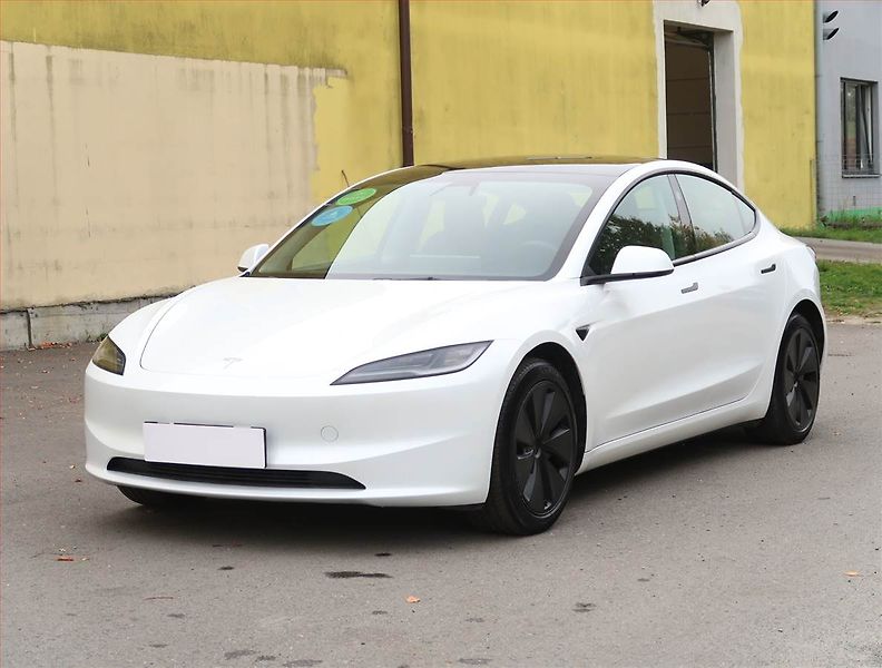 Tesla Model 3 (2023) Standard Range 60kWh, SoH 94% - fotka 2 z 32
