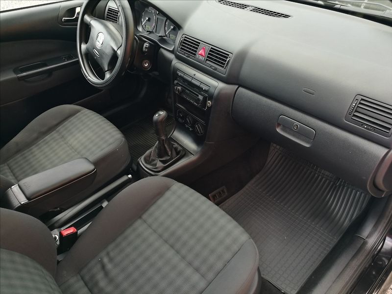 Škoda Octavia 1,6 i Tour kombi klima - fotka 9 z 14