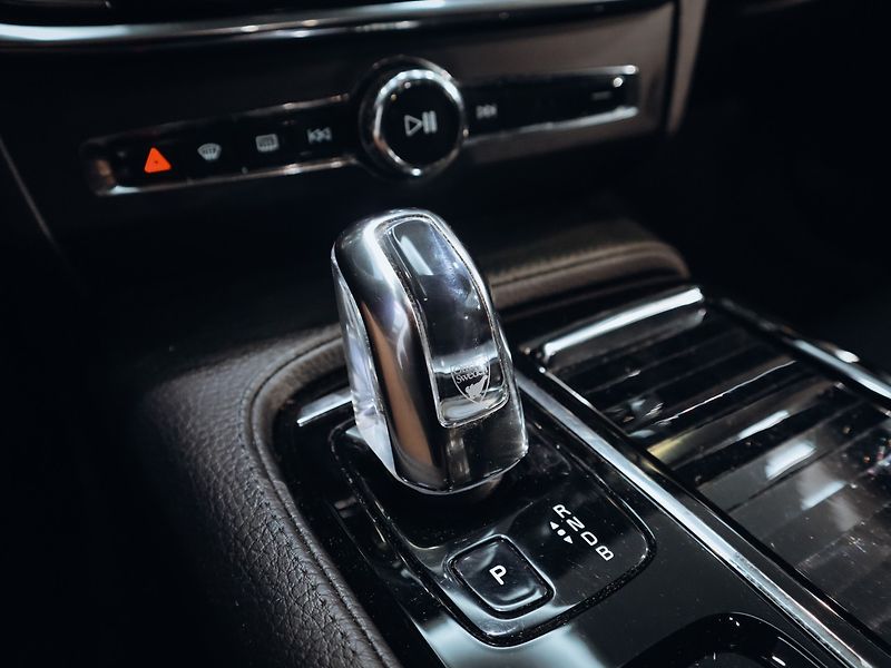 Volvo V90 2.0 T8 AWD Momentum - EL SPZ - fotka 19 z 24