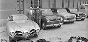 Vůz Abarth 1500 biposto z roku 1952. Carlo Abarth (vlevo) před závodem Bertoneho v Turíně. Druhým mužem na snímku je Carlo Scagliarini, jeden z Abarthových partnerů. Ostatní vozy vypadají jako Fiaty 1400.