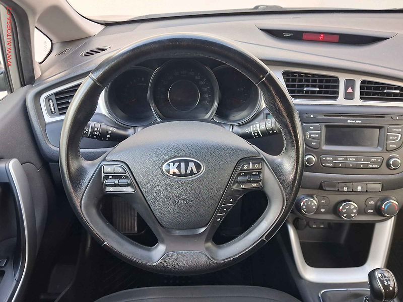 Kia Ceed (2013) 1.4 16V, 2.maj,ČR, AC, TZ - fotka 11 z 15