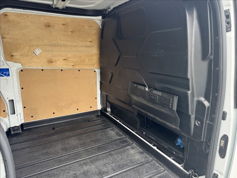 Ford Transit Custom 2,0 TDCi L1H1 DPH 1.maj ČR - fotka 21 z 50