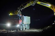Na stavbě dálnice D11 se pracuje i za tmy.