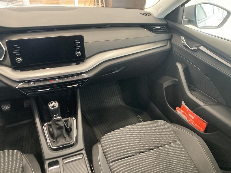 Škoda Octavia COMBI 2.0 TDI AMBITION - fotka 12 z 31