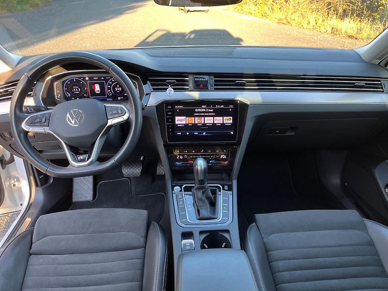 Volkswagen Passat (2021) 2.0 TDI 147kW 4x4 R-LINE - fotka 8 z 20