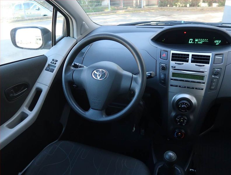 Toyota Yaris (2010) 1.0 VVT-i, ČR,1.maj - fotka 7 z 17