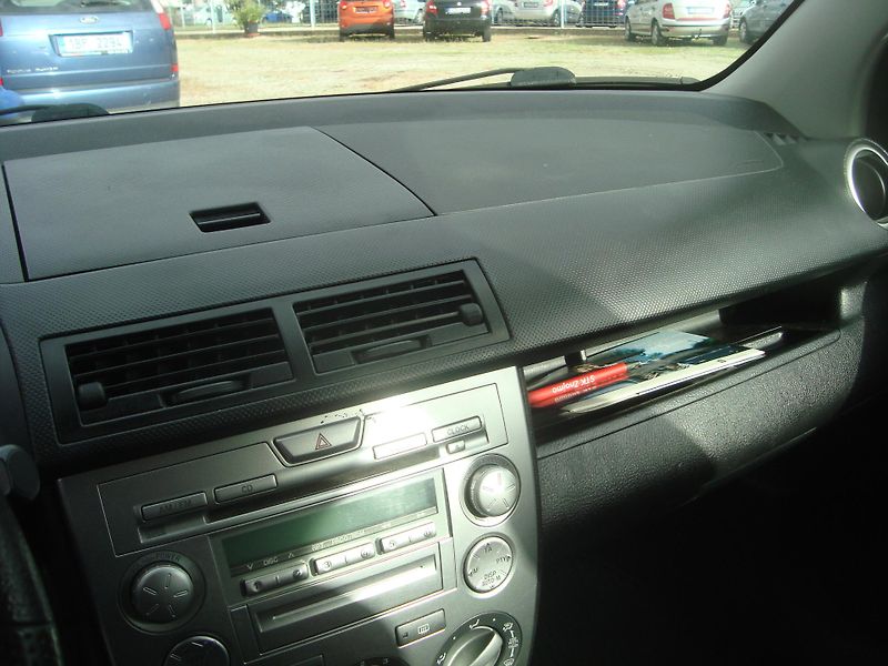 Mazda 2 (2006)  1,4D  - fotka 17 z 18