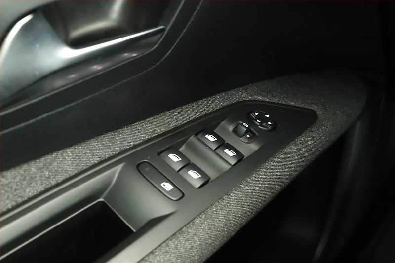 Peugeot 3008 (2018) 1.2 PureTech, ČR,1.maj - fotka 10 z 14