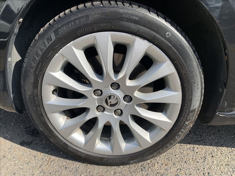 Škoda Superb 2,0 TDI DSG - fotka 9 z 19