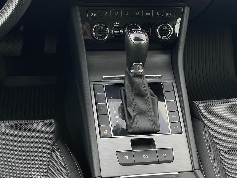 Škoda Superb 2,0 TDI DSG Combi Style Extra - fotka 13 z 24