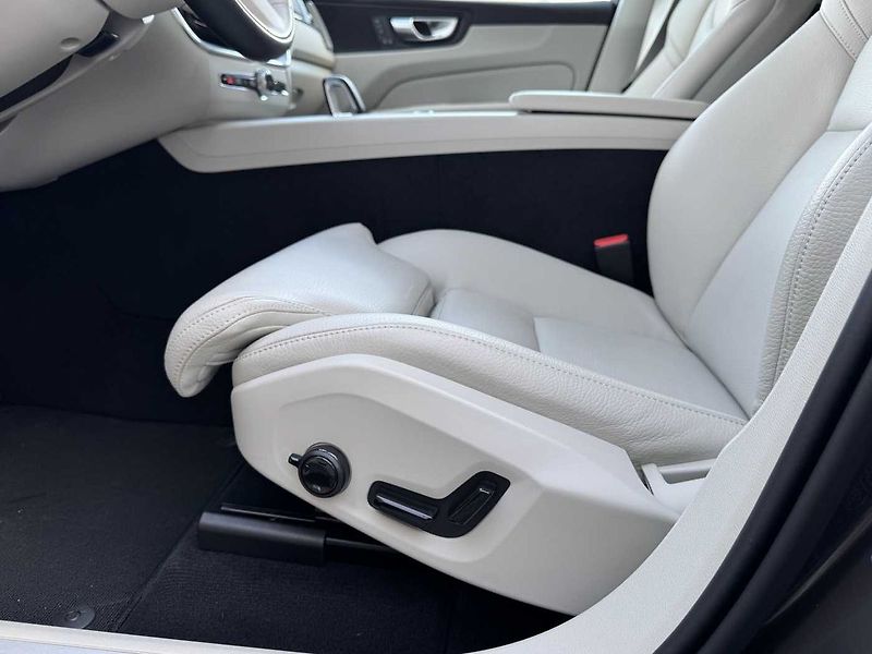 Volvo XC60 Plus B4 AWD Light paket - fotka 9 z 23