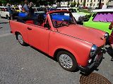 Trabaty na valtickém náměstí měly zastávku při vyjížďce srazu Trabantem za vínem.