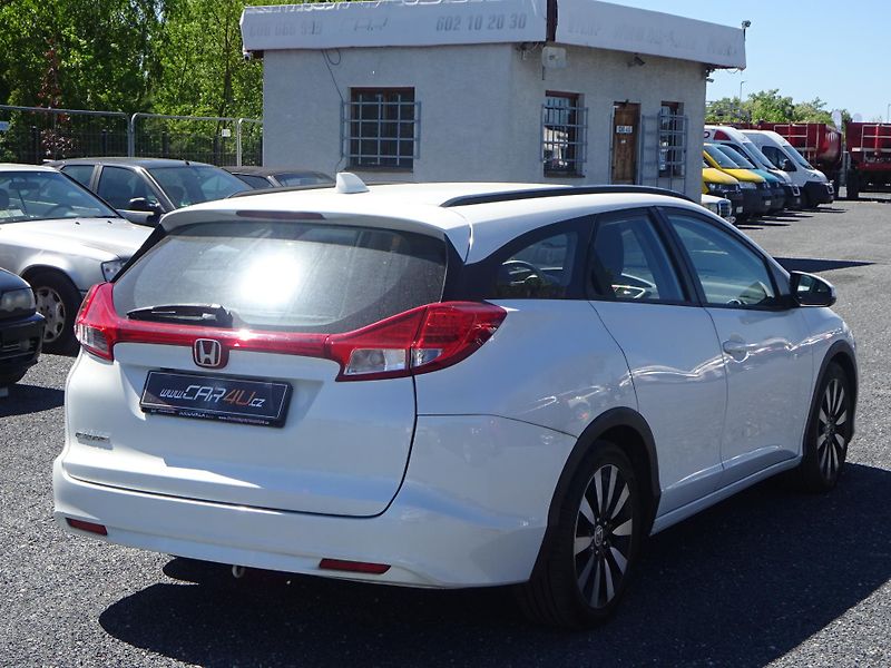 Honda Civic 1.8 i-VTEC 104kW TOURING - fotka 20 z 24