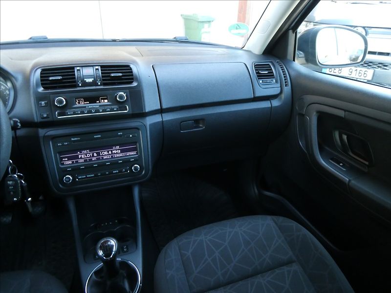Škoda Fabia 1,2 TSi po servise,auto klima - fotka 28 z 48