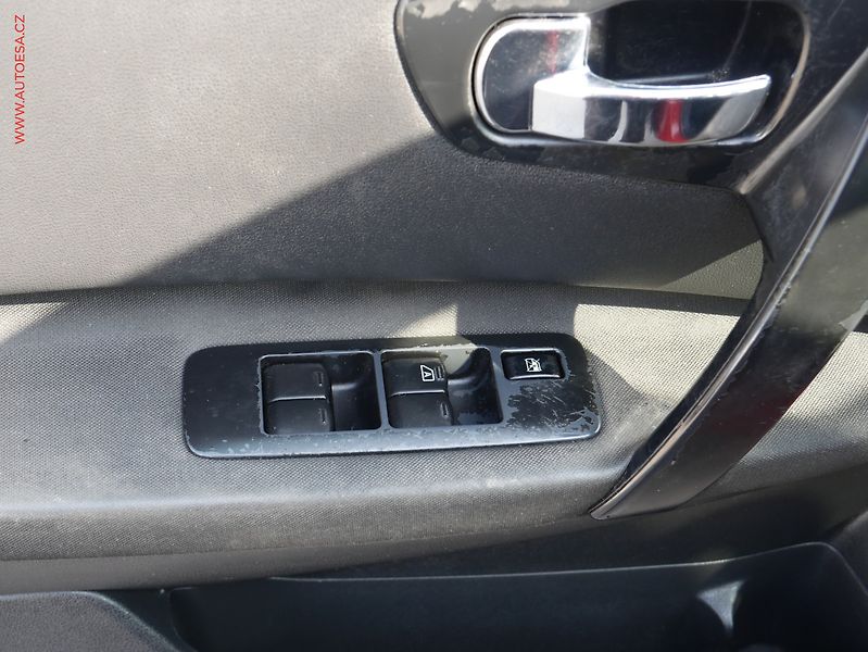 Nissan Qashqai (2009) 1.6i, ČR, AC, park.asist - fotka 14 z 15