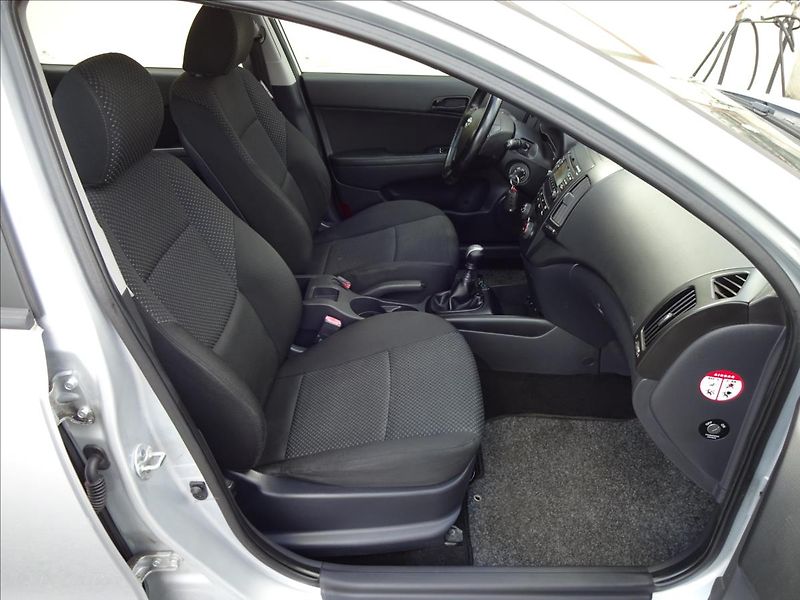 Hyundai i30 1,4i 16V 80kW LPG COMBI - fotka 26 z 46