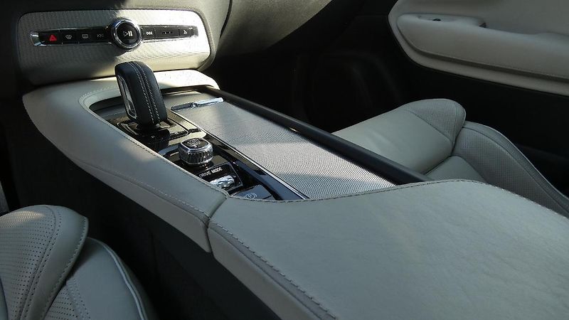 Volvo XC90 B6 AWD R-Design Auto 7 míst - fotka 6 z 26
