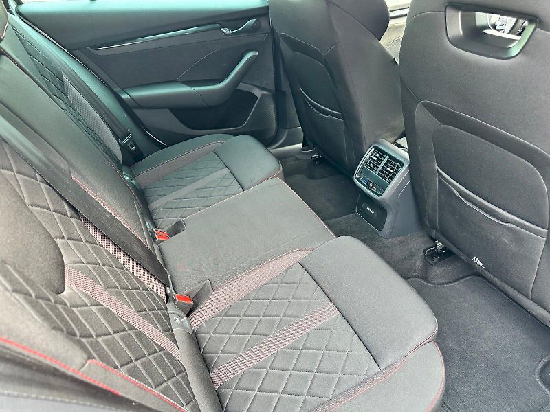 Škoda Octavia (2023) 2.0 TDI 147kW DSG 4x4 RS Combi - fotka 21 z 24