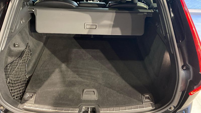 Volvo XC60 R-DESIGN, B5 AWD, 173+10 kW / - fotka 10 z 31