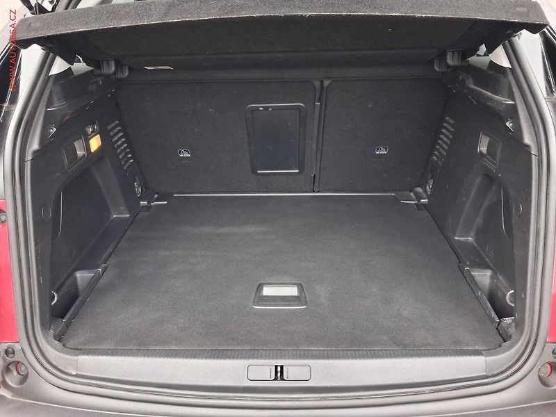 Peugeot 3008 (2018) 1.2 PT, Allure, navi, kamera - fotka 7 z 17