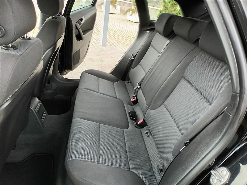 Audi A3 1,6 TDI,XENON,VÝHŘEV,  Sportba - fotka 18 z 33