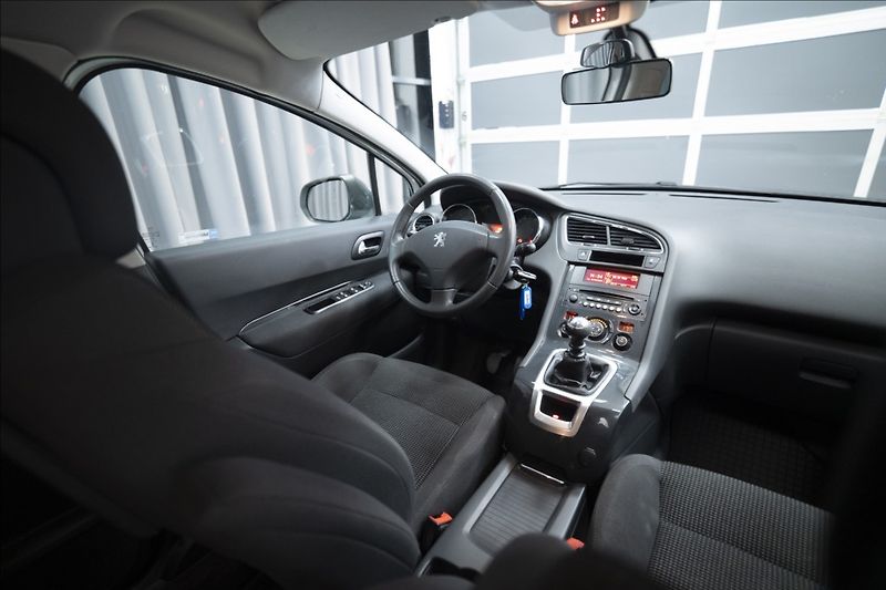 Peugeot 5008 1,6 BlueHDI 7 MÍST NOVÉ V ČR - fotka 13 z 28