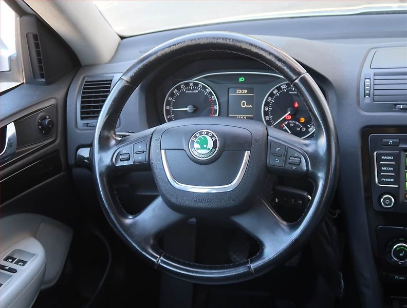 Škoda Octavia (2009) Laurin&Klement 2.0 TDI, Xenony - fotka 15 z 25