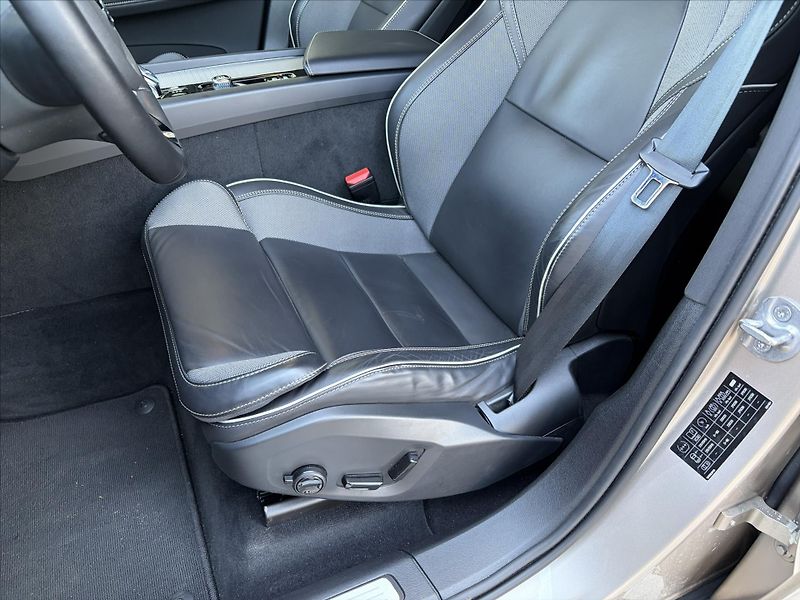 Volvo XC60 2,0   B4 AWD Dark PLUS - fotka 6 z 32
