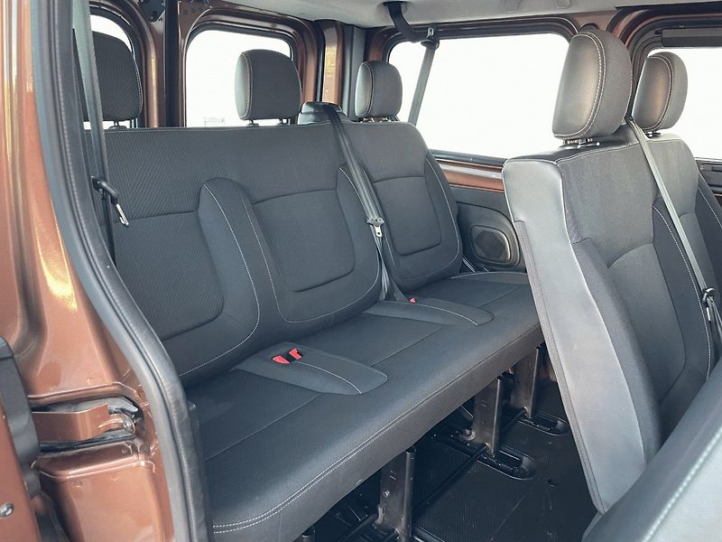 Renault Trafic (2021) Passenger L1 2,0dCi 145k 9míst - fotka 12 z 25