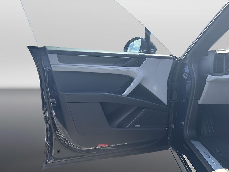 Porsche Cayenne Electric - fotka 24 z 30
