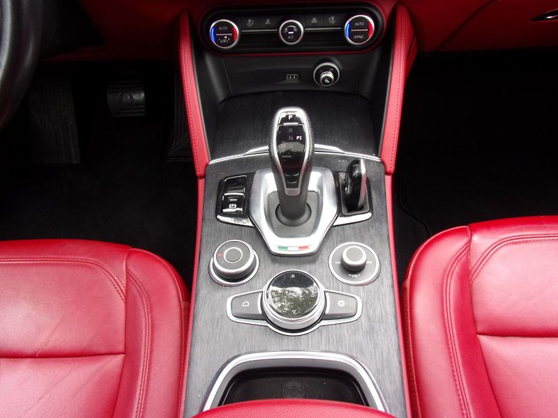 Alfa Romeo Stelvio (2020) 2.0TURBO 206kW PANORAMA VÝBAVA - fotka 15 z 27