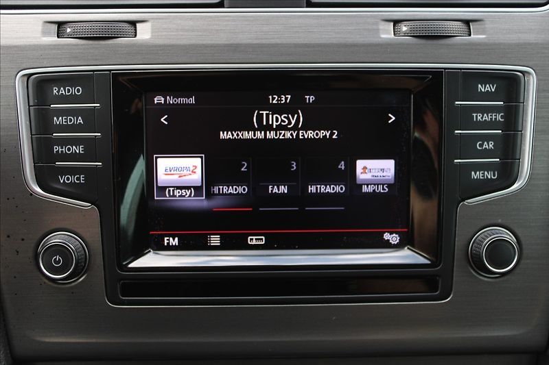 Volkswagen Golf 1,4 TSI  VÝHŘEVY,TAŽNÉ,BIXENON - fotka 11 z 28