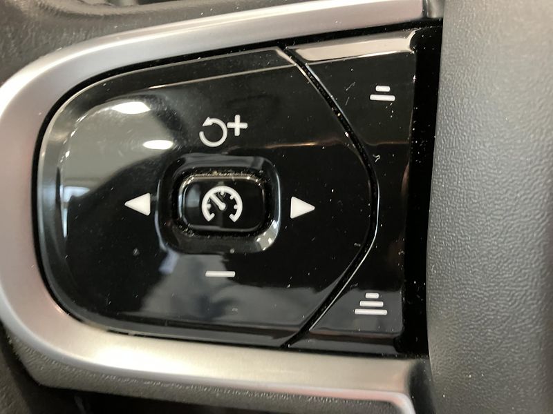 Volvo XC90 B5 AWD Momentum AT8 - fotka 23 z 48