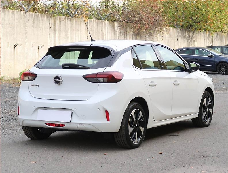 Opel Corsa (2023) Elegance 50 kWh, SoH 100% - fotka 5 z 26