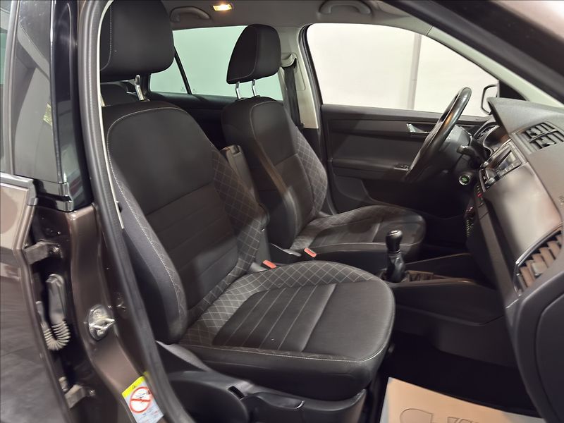 Škoda Fabia 1,2   TSI VÝHŘEV TEMPOMAT - fotka 20 z 26