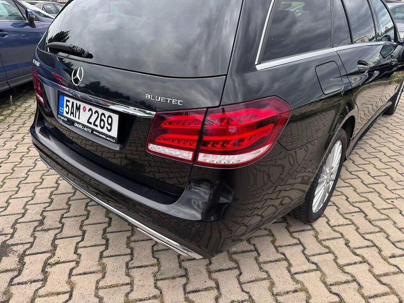 Mercedes-Benz Třídy E (2016) 350 3,0D 4X4 AUTOMAT BLUETEC - fotka 11 z 45