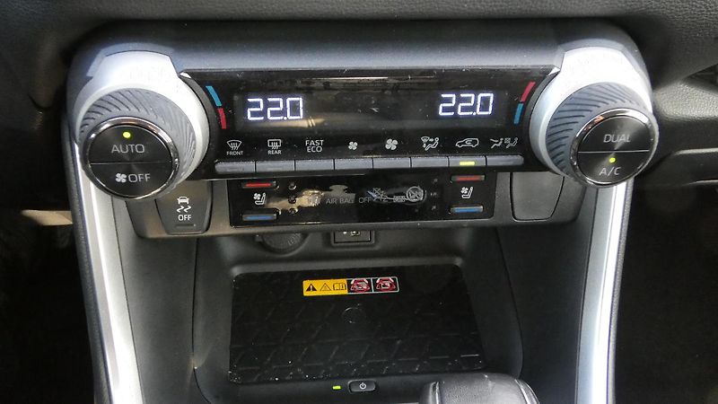 Toyota RAV4 2.5 Hybrid Executive 4WD e-CVT - fotka 17 z 24