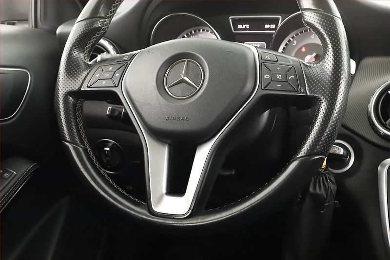 Mercedes-Benz GLA (2014) 220 CDI 4MATIC, 4X4 - fotka 13 z 17